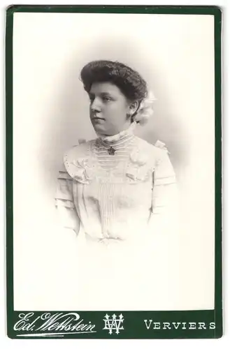 Fotografie Ed. Wettstein, Verviers, Rue Tranchee 38, Portrait Dame im weissen Kleid mit toupierten Haaren