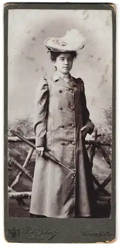 Fotografie Rob. Scherf, Weissenfels a. S., Portrait junge Frau im Mantel mit Schirm und Hut