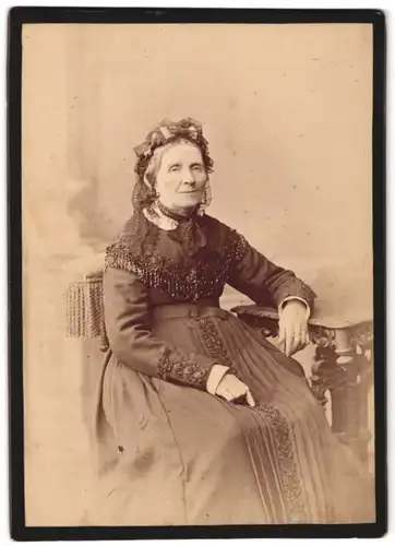 Fotografie L. Kaufmann, Bad Kreuznach, hinter dem Curhaus, Portrait ältere Dame im Biedermeierkleid mit Haube