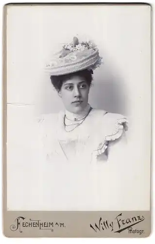 Fotografie Willy Franz, Fechenheim a. M., Portrait Dame im weissen Kleid mit Sommerhut und Halskette