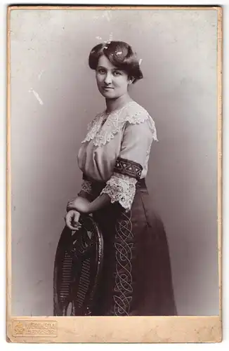 Fotografie Wertheim, Berlin, Leipzigerstr., Portrait Dame in heller Bluse mit Rüschenbesatz