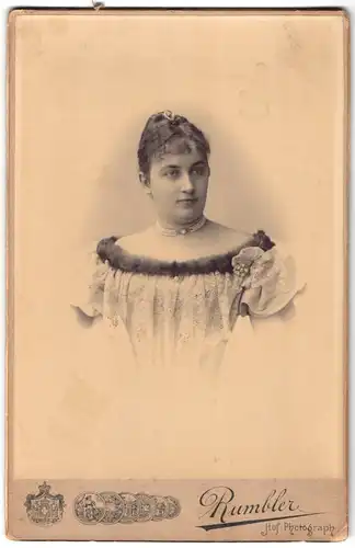 Fotografie Rumbler, Wiesbaden, Wilhelmstr. 14, Portrait Dame im Schulterfreien Kleid mit Locken