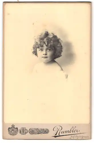 Fotografie Rumbler, Wiesbaden, Wilhelmstr. 14, Portrait niedliches Kind mit Locken posiert im Atelier