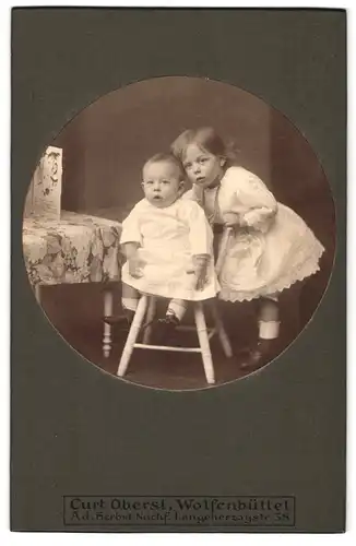 Fotografie Curt Oberst, Wolfenbüttel, Langeherzogstr. 38, Portrait zwei Kinder in weissen Kleidern beim Fotografen