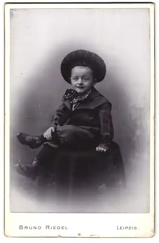 Fotografie Bruno Riedel, Leipzig, Rosenthalgasse 9, Portrait kleiner Junge im Anzug mit Fliege und Hut