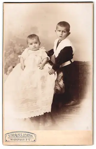 Fotografie Strauss, Leipzig, Windmühlenstr. 8-12, Portrait junge Knabe im Samtanzug mit Spitzenkragen und Kleid