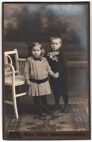 Fotografie Atelier Spiegel, Braunschweig, Neubau Damm 7 /8, Portrait zwei kleine Kinder im Anzug und Kleid halten Hände