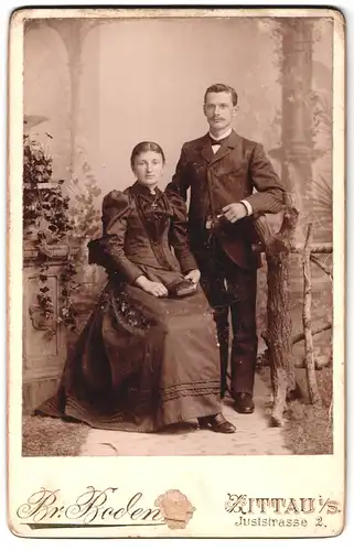 Fotografie Br. Boden, Zittau i.S., Juststrasse 2, Portrait elegant gekleidetes junges Paar