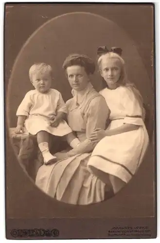 Fotografie Johannes Lüpke, Berlin-Lichterfelde-Ost, Boothstrasse 1a, bürgerlich gekleidete junge Mutter mit zwei Kindern