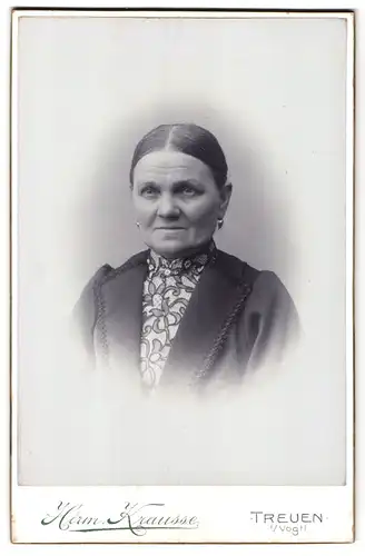 Fotografie Herm. Krausse, Treuen i. Vogtl., Bahnhofsstrasse, Portrait ältere Dame in bürgerlicher Kleidung mit Ohrringen