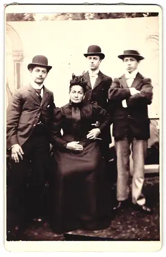 Fotografie A. Fleischer, Eastham, Mutter mit ihren jungen Söhnen in bürgerlicher Kleidung mit Hütten
