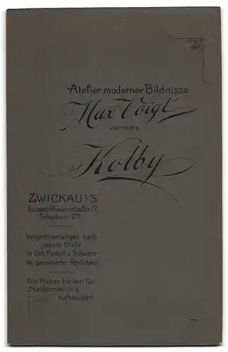 Fotografie Max Voigt, Zwickau i.S., Äussere Plauensche Strasse 17, elegant gekleidetes junges Paar, Mann mit Schnauzbart