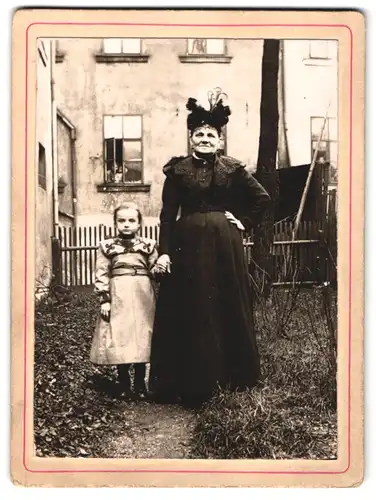 Fotografie Arthur Fügmann, Plauen, Bürgerliche mit Enkelin in einem Innenhof