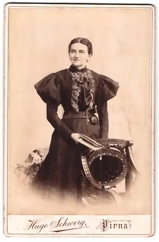 Fotografie Hugo Schwerg, Pirna, Albertstrasse 13, Portrait elegante Dame mit Buch in der Hand