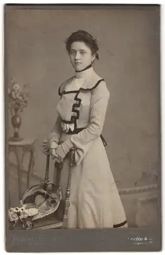 Fotografie Francois Cornand, Berlin, Leipziger-Strasse 115-116, Portrait junge Dame im modischen Kleid