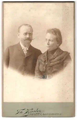 Fotografie Theodor Kirsten, Dresden, Bautzner-Strasse 12, Portrait älteres Paar in zeitgenössischer Kleidung