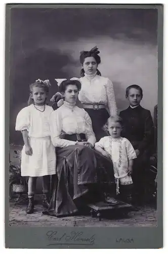 Fotografie Carl Hänsel, Lausa, Portrait zwei hübsch gekleidete Damen mit einem Jungen und zwei Mädchen