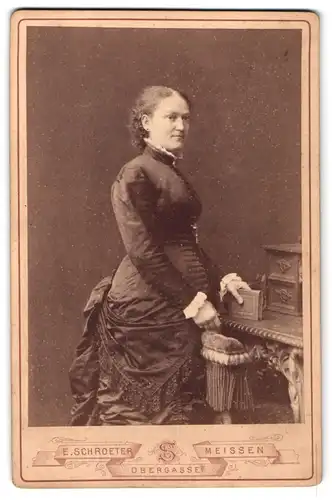 Fotografie E. Schroeter, Meissen, Obergasse, Portrait bürgerliche Dame im Kleid mit Buch in der Hand