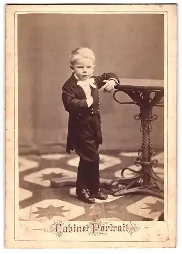 Fotografie Cabinet Portrait, Ort unbekannt, Portrait kleiner Junge im Anzug mit Fliege