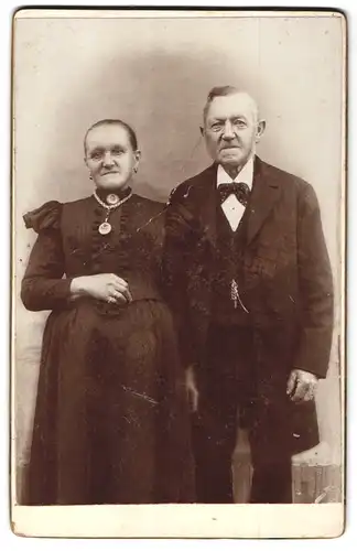 Fotografie unbekannter Fotograf und Ort, Portrait älteres Paar in hübscher Kleidung