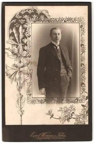 Fotografie Emil Winzer u. Sohn, Potschappel, Tharandterstrasse, Portrait junger Herr im Anzug mit Krawatte