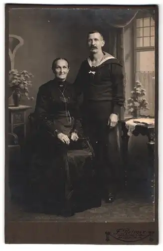 Fotografie F. Reimer, Harburg a. d. Elbe, Bremerstrasse 20, Portrait Matrose in Uniform mit seiner Frau