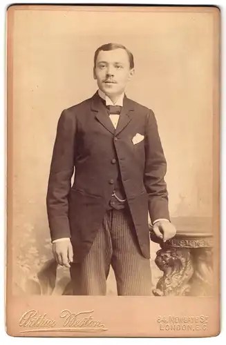 Fotografie Arthur Weston, London-EC, 84 Newgate St., Portrait junger Herr in modischer Kleidung