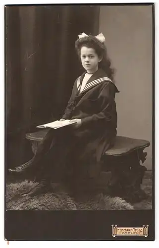 Fotografie Hermann Tietz, Berlin-SW, Leipziger-Strasse 46-50, Portrait modisch gekleidete Dame mit Buch in der Hand