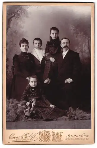 Fotografie Oscar Roloff, Berlin-SW, Jerusalemer-Strasse 59, Portrait bürgerliches Paar mit zwei Töchtern und einem Sohn