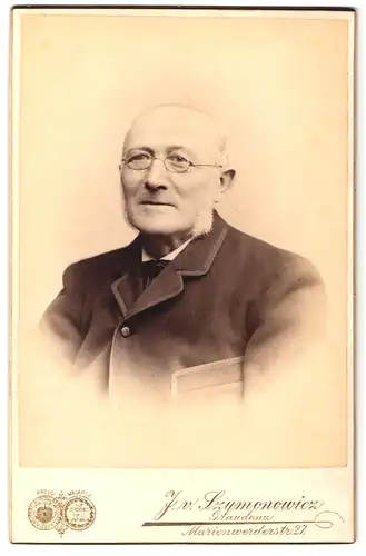 Fotografie J. v. Szymonowicz, Graudenz, Marienwerderstrasse 27, Portrait älterer Herr im Anzug mit Brille und Backenbart