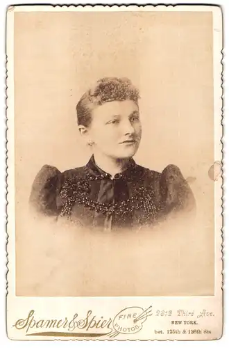 Fotografie Spamer & Spier, New York, NY, 2312 Third Ave., Portrait junge Dame mit zurückgebundenem Haar