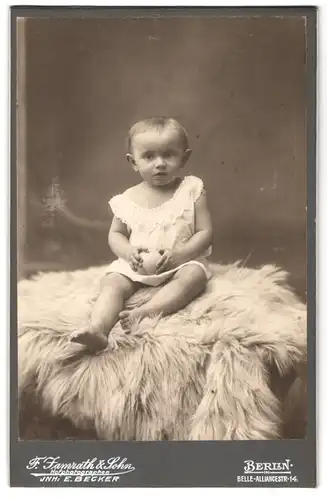 Fotografie F. Jamrath & Sohn, Berlin, Belle-Alliancestrasse 14, Portrait süsses Kleinkind im weissen Hemd mit Ball