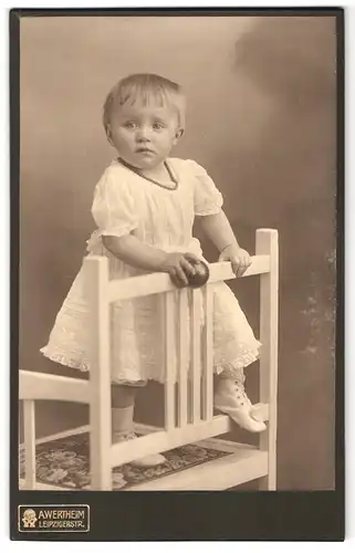 Fotografie A. Wertheim, Berlin, Leipzigerstrasse, Portrait kleines Mädchen im Kleid mit Ball