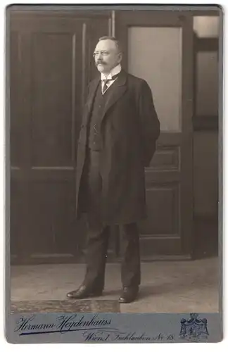 Fotografie Hermann Heydenhauss, Wien, Tuchlauben 18, Portrait bürgerlicher Herr mit Zwicker und Oberlippenbart