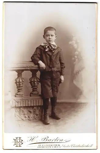 Fotografie H. Barten, Hannover, An der Christuskirche 11, Portrait kleiner Junge im Matrosenhemd mit Fliege