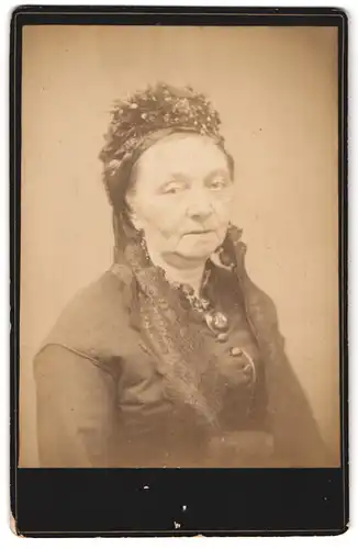Fotografie unbekannter Fotograf und Ort, Portrait ältere Dame mit Haube und Kragenbrosche