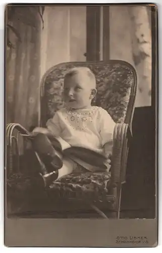 Fotografie Otto Lisker, Schönheide i. Sachsen, Portrait kleines Mädchen in Bluse und Rock