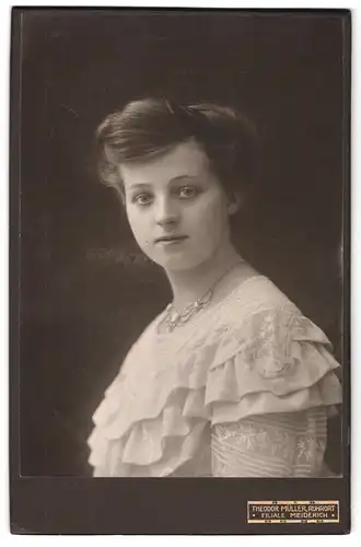 Fotografie Theodor Müller, Ruhrort, Ludwigstrsse 9, Portrait junge Dame im Kleid mit Halskette