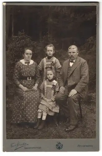 Fotografie Ferd. Stracke, Reichenberg, Schützengasse 22, Portrait bürgerliches Paar mit zwei Töchtern