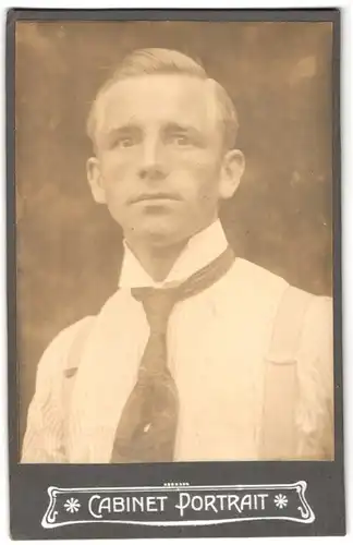 Fotografie Cabinet Portrait, Ort unbekannt, Portrait junger Herr im gestreiften Hemd mit Krawatte