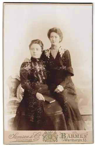 Fotografie Samson & Co., Barmen, Wertherstrasse 13, Portrait zwei junge Damen in Kleidern mit Buch