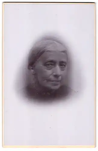 Fotografie Emil Flasche, Barmen, Heckinghauser-Strasse 19, Portrait ältere Dame mit zurückgebundenem Haar