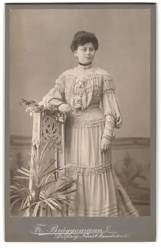 Fotografie Friedr. Brüggemann, Leipzig-Neustadt, Eisenbahnstrasse 1, Frau in Kleid mit Blumenverzierung