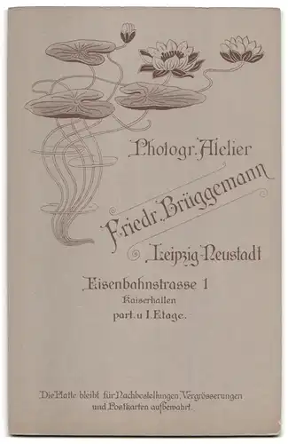 Fotografie Friedr. Brüggemann, Leipzig-Neustadt, Eisenbahnstrasse 1, Frau in Kleid mit Blumenverzierung