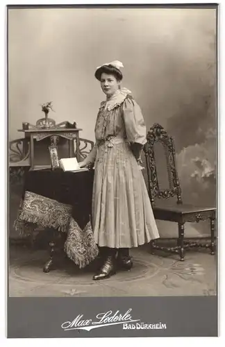 Fotografie Max Lederle, Bad Dürkheim, Portrait von Frau im karierten Kleid