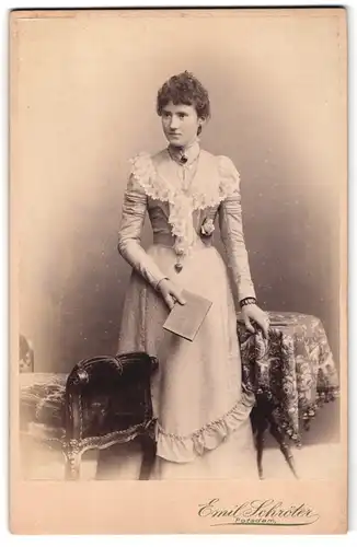 Fotografie Emil Schröter, Potsdam, Schlossstrasse 1, Junge Frau in Kleid mit Rüschen am Ausschnitt