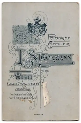 Fotografie L. Stockmann, Wien, Grosse Stadtgutgasse 34, Frau mit zwei Kindern in förmlicher Kleidung