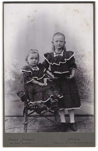 Fotografie Atelier Fortuna, Potsdam, Waisenstrasse 58, Geschwisterpaar gekleidet in gepunkteten Kleidern