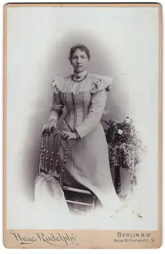 Fotografie Hugo Rudolphy, Berlin, Neue Wilhelmstrasse 9, Portrait von Frau im eleganten Gewand