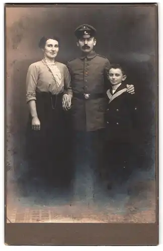 Fotografie unbekannter Fotograf und Ort, Familienportrait mit Mann in Soldatenuniform